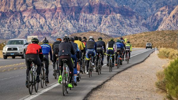 赌城 | 维加斯环法自行车赛 红岩峡谷、沙漠林周末封闭