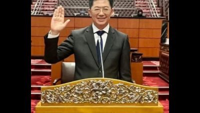 刘会耀宣誓续任国会上议员