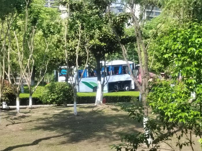 江苏南通警方通报渣土车与公交大巴碰撞事故：8人受伤