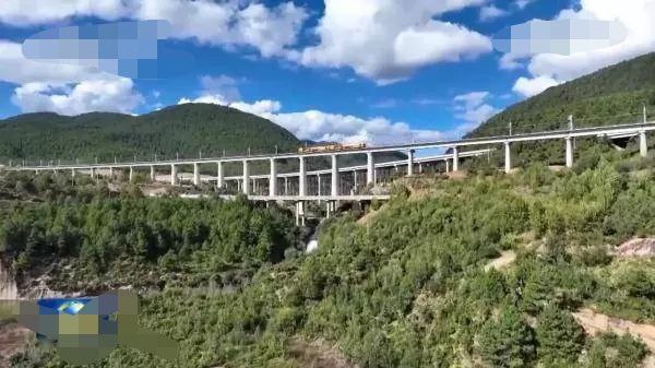 滇藏铁路丽江至香格里拉段今天通车运营