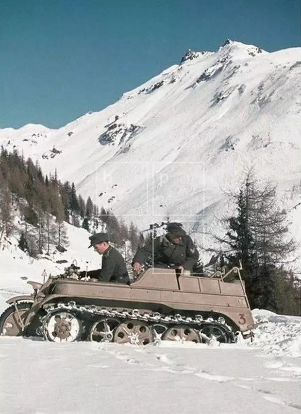 二战老照片雪地里的德军半履带摩托车