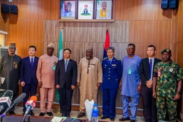 中国驻尼日利亚大使会见尼国防部长