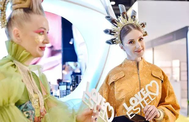 迪拜美容展Beautyworld自创办以来，便以其独特的魅力吸引着全球美容行业的目光。本届展会将于2024年在迪拜国际会展中心盛大开幕，为期三天。届时，来自世界各地的参展商将带来最新的美容产品、技术和服务，为观众呈现一场视觉与心灵的盛宴。展会不仅涵盖护肤、彩妆、美发、美甲、香水等多个领域，还将聚焦行业趋势、创新技术、市场机遇等热门话题，为业界人士提供一个交流、学习和合作的平台。