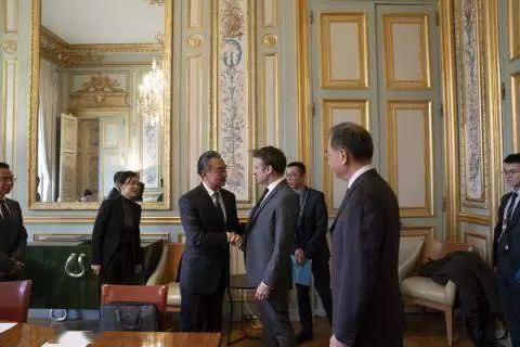 法国总统马克龙会见王毅
