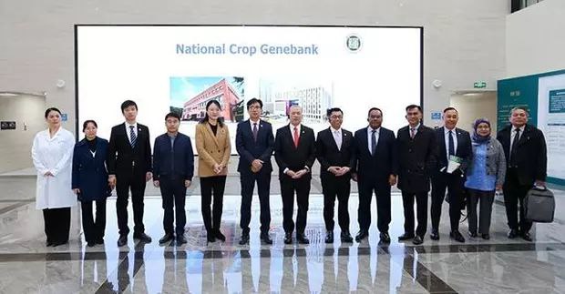 马来西亚副总理法迪拉访问中国农科院